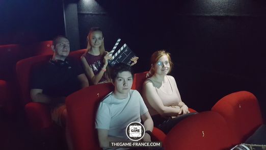 joueurs-escape-game-dans-les-sièges-au-cinema
